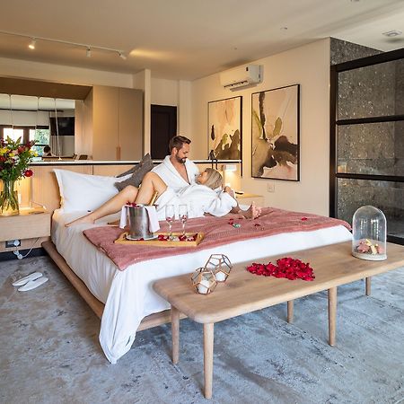 Menlyn Boutique Hotel Pretoria-Noord Extérieur photo A couple in a suite at the hotel