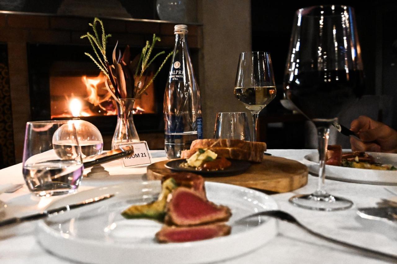 Menlyn Boutique Hotel Pretoria-Noord Extérieur photo A dinner table with a fireplace