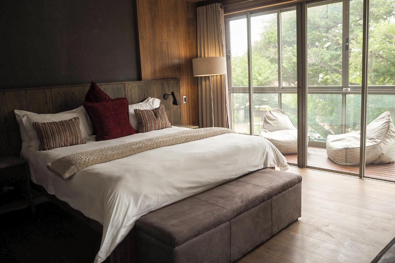 Menlyn Boutique Hotel Pretoria-Noord Extérieur photo A bedroom at the hotel
