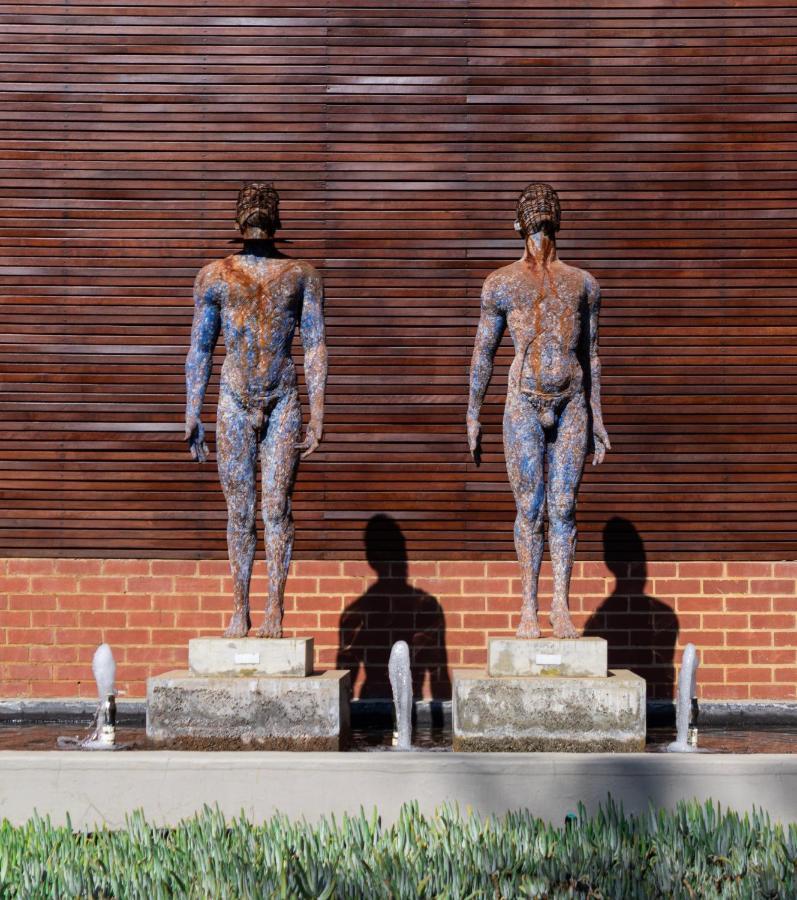 Menlyn Boutique Hotel Pretoria-Noord Extérieur photo The sculpture in 2012