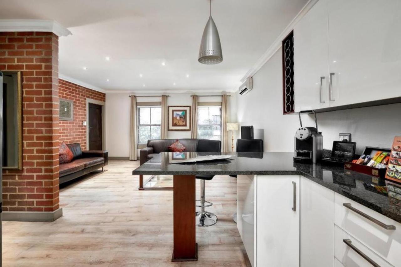 Menlyn Boutique Hotel Pretoria-Noord Extérieur photo A modern apartment in London