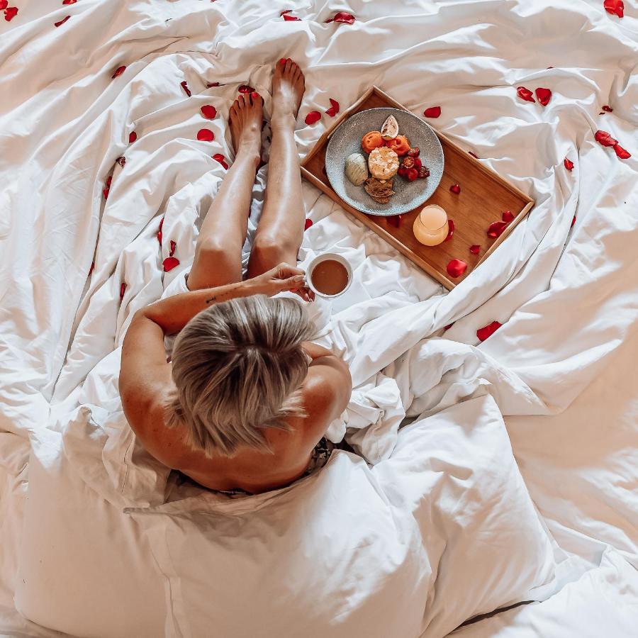 Menlyn Boutique Hotel Pretoria-Noord Extérieur photo A woman in bed with a tray of food