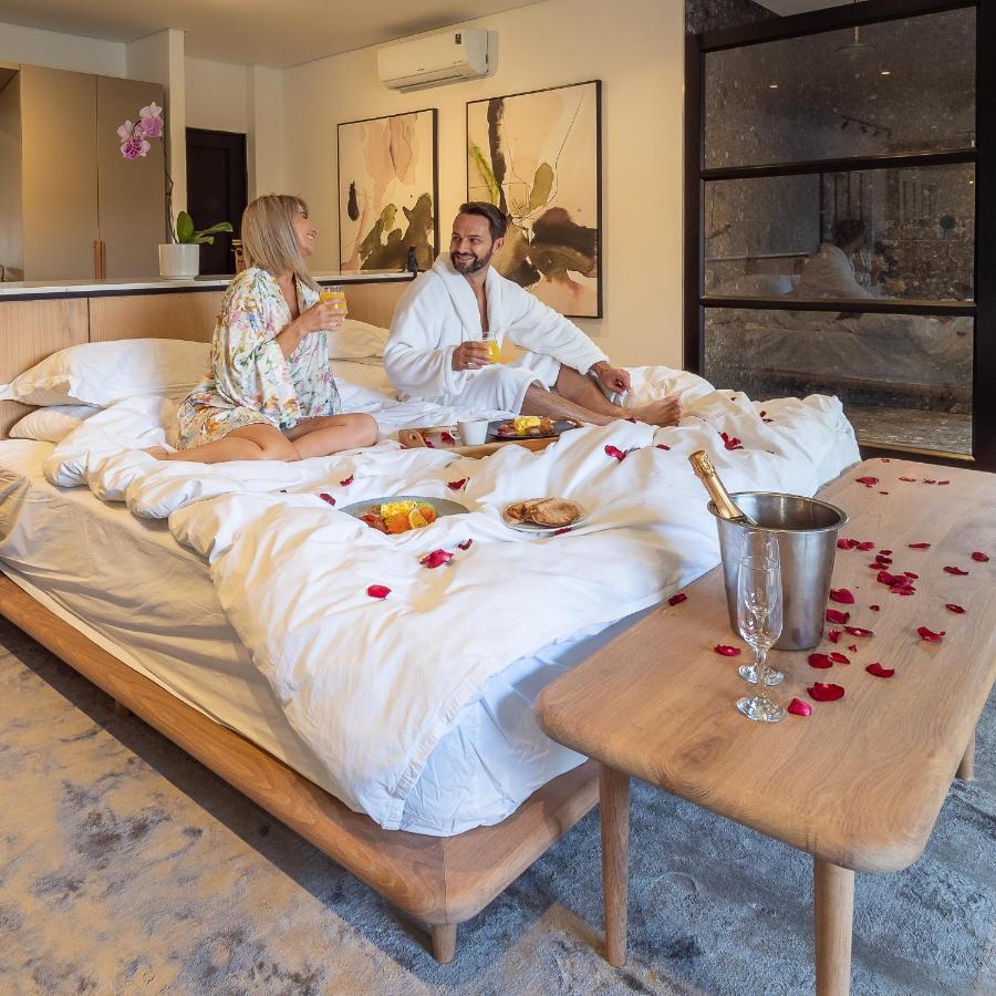 Menlyn Boutique Hotel Pretoria-Noord Extérieur photo A couple enjoying a romantic getaway at a hotel