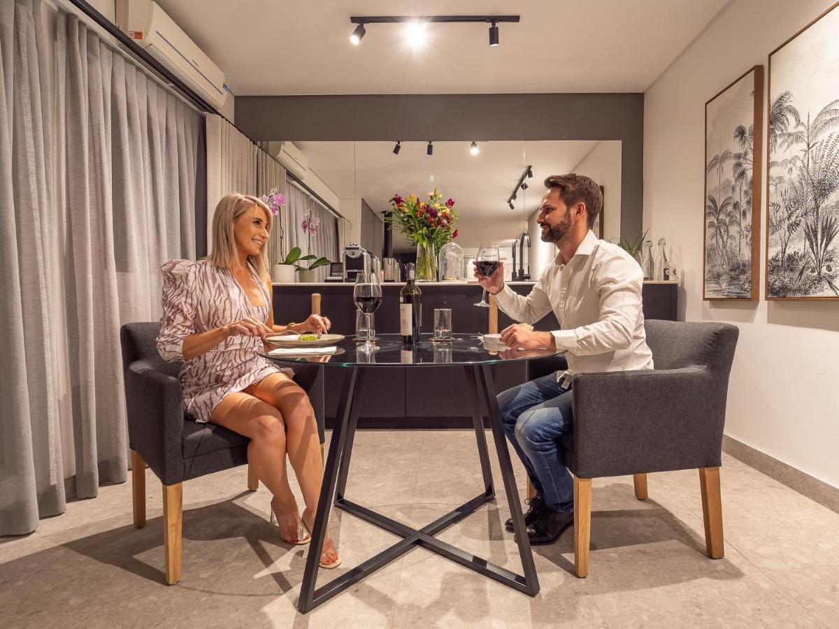 Menlyn Boutique Hotel Pretoria-Noord Extérieur photo A couple dining at home