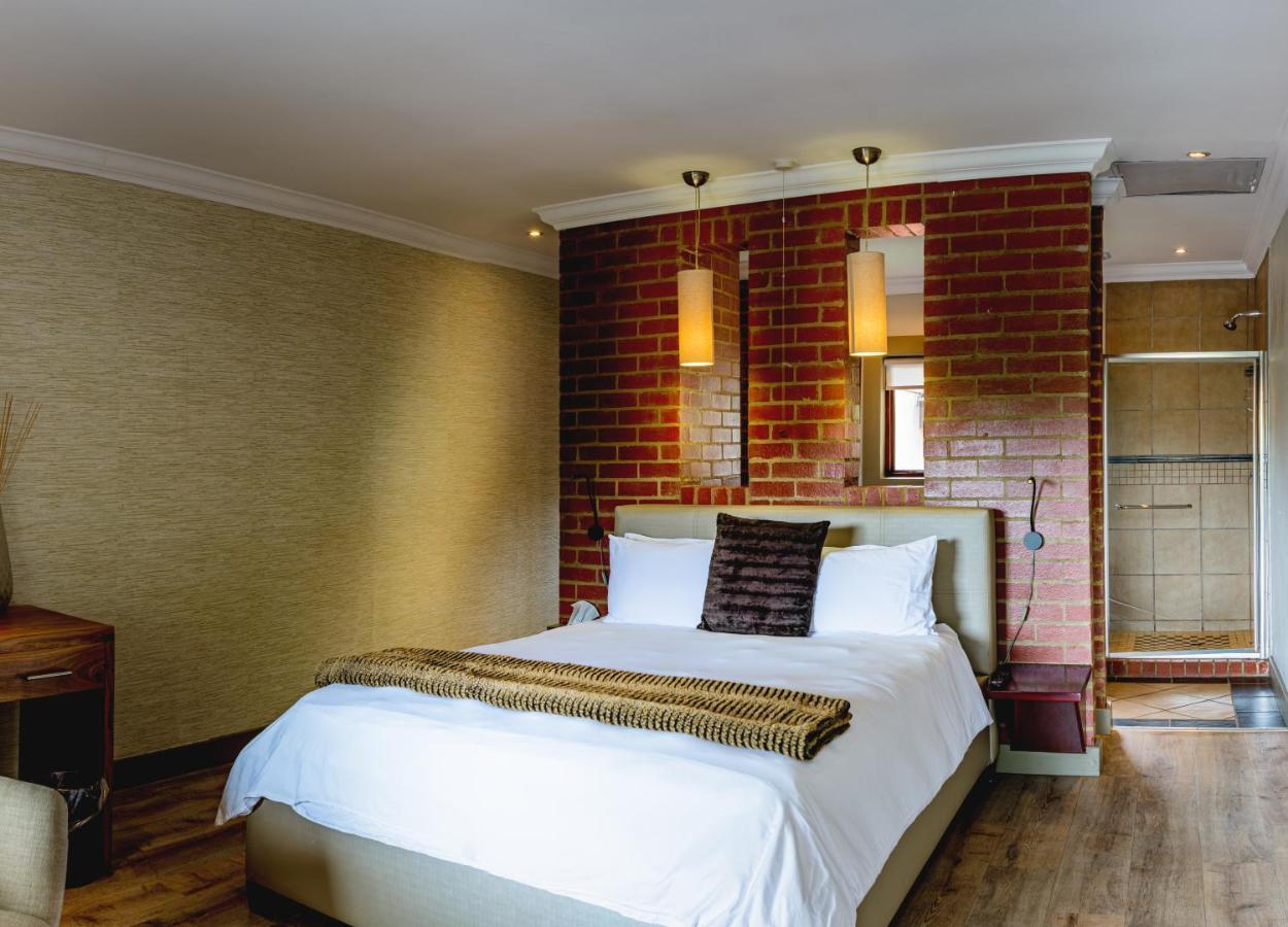 Menlyn Boutique Hotel Pretoria-Noord Extérieur photo A bedroom at the hotel