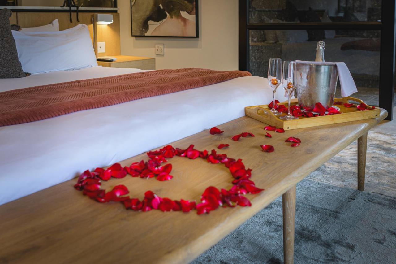 Menlyn Boutique Hotel Pretoria-Noord Extérieur photo A heart made of rose petals