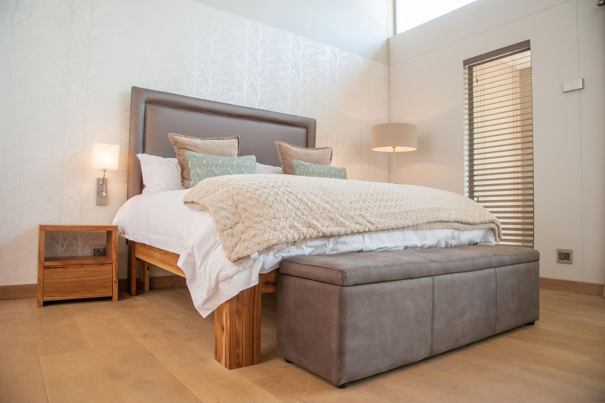Menlyn Boutique Hotel Pretoria-Noord Extérieur photo A bed with a storage bench