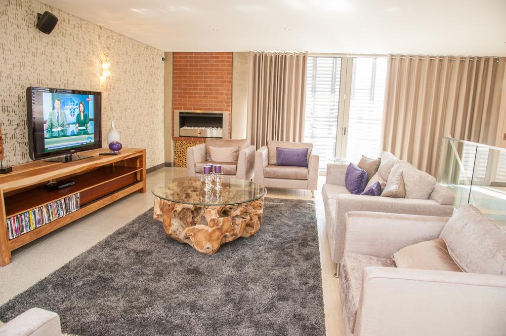 Menlyn Boutique Hotel Pretoria-Noord Extérieur photo A living room in a house