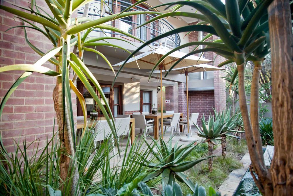 Menlyn Boutique Hotel Pretoria-Noord Extérieur photo The courtyard of the house