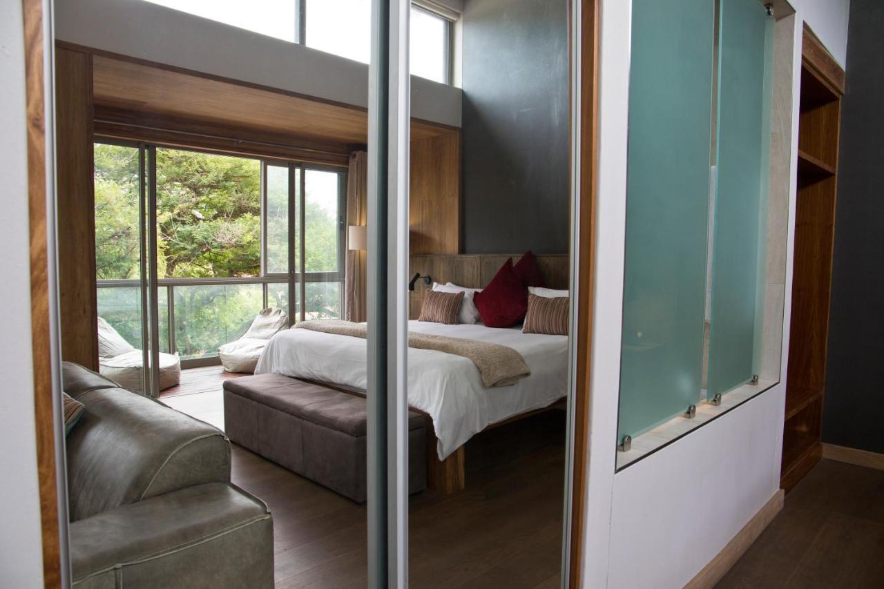 Menlyn Boutique Hotel Pretoria-Noord Extérieur photo A bedroom at the hotel
